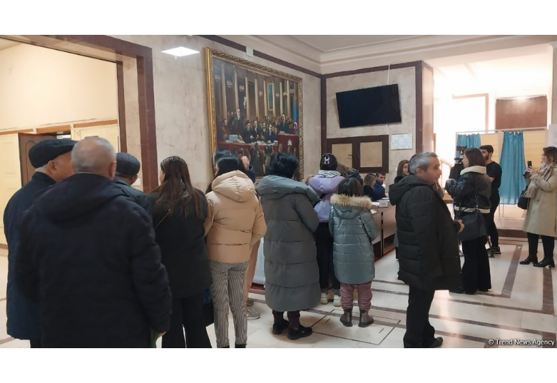 Жители Ясамальского района Баку активно голосуют на президентских выборах в Азербайджане