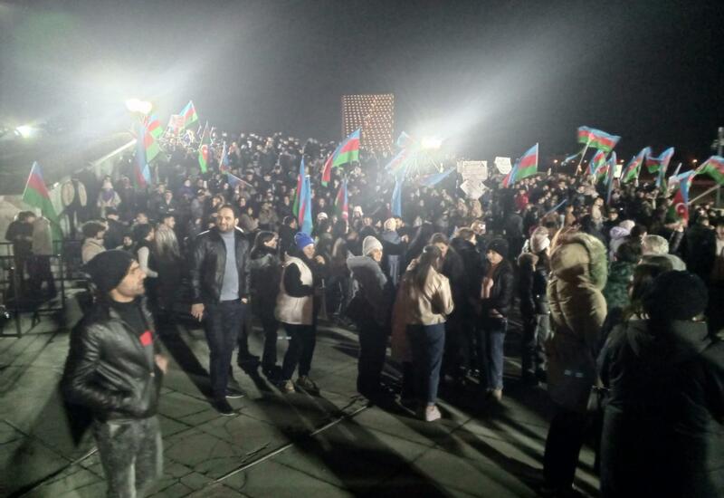 İlham Əliyevin Prezident seçkilərində qələbəsi Bakıda Heydər Əliyev Mərkəzinin parkında qeyd olunur
