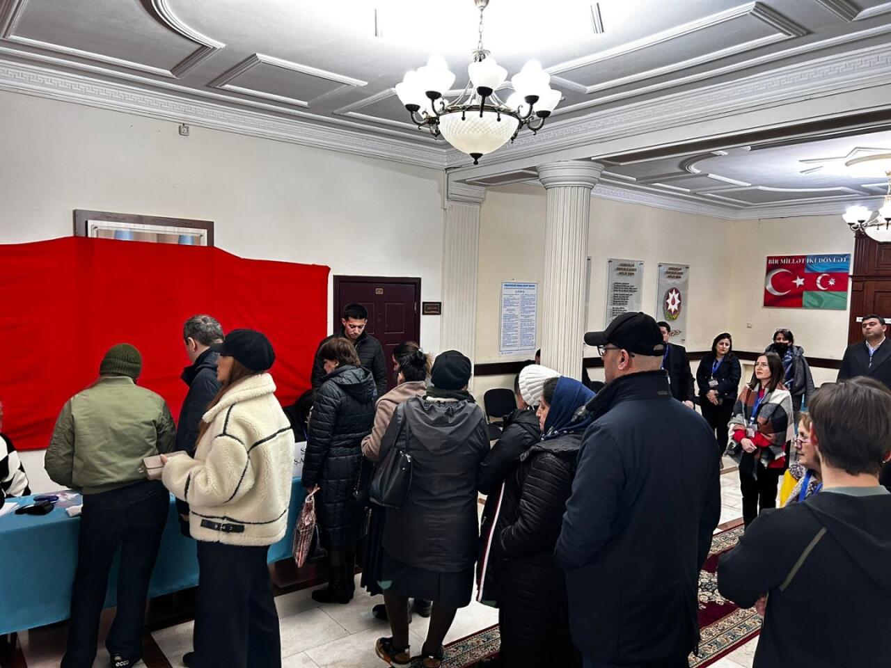 Внеочередные президентские выборы в Азербайджане: наплыв избирателей на участках