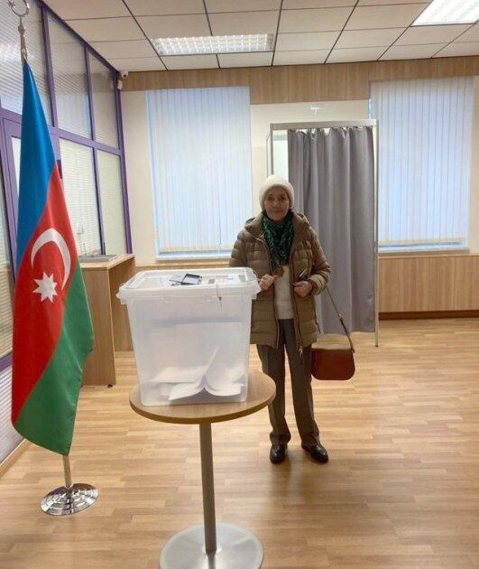 В процессе голосования в посольстве Азербайджана в Эстонии молодежь выделяется особой активностью