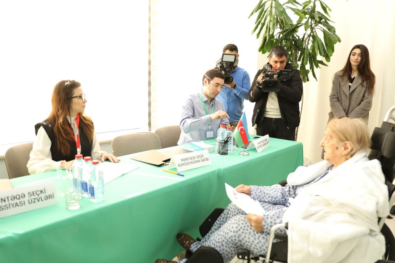 Одна из старейших избирательниц Фатма Саттарова проголосовала на президентских выборах в Азербайджане