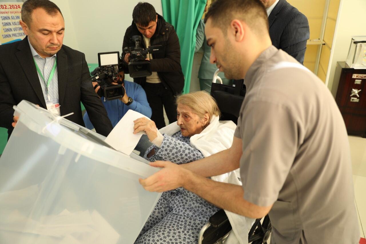 Одна из старейших избирательниц Фатма Саттарова проголосовала на президентских выборах в Азербайджане