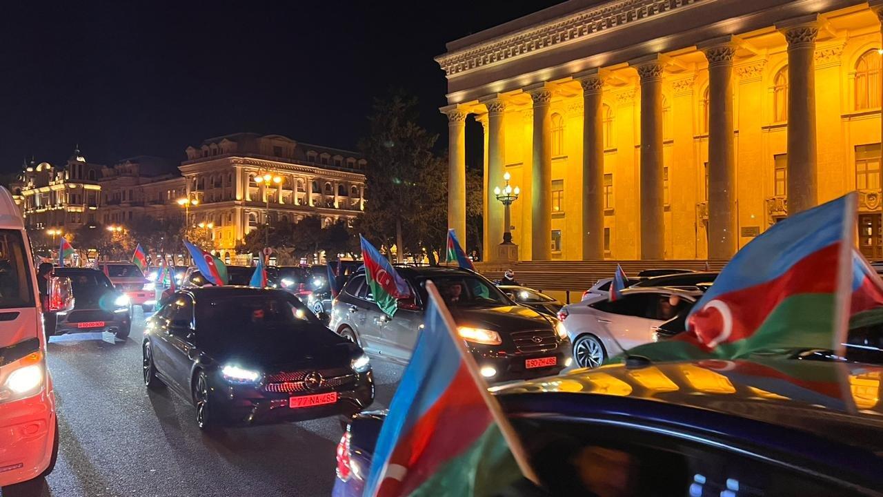 Праздничное шествие автомобилей в Баку в связи с победой Ильхама Алиева на президентских выборах