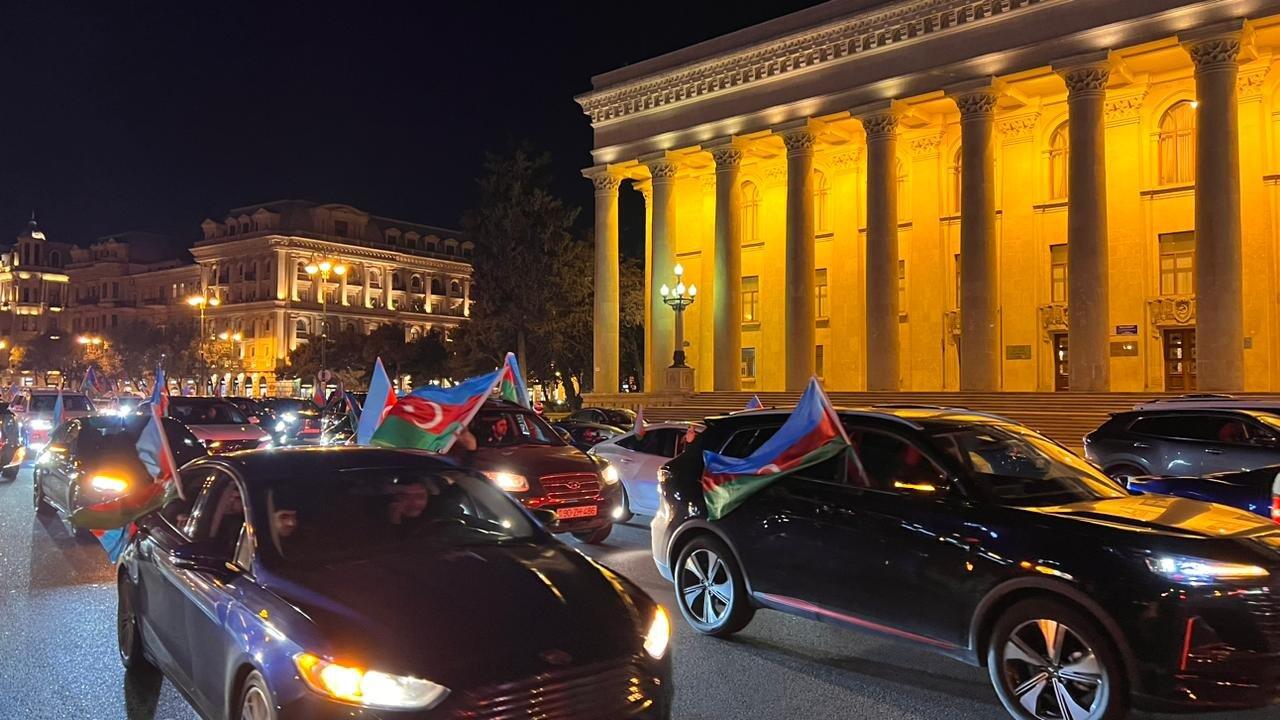 Праздничное шествие автомобилей в Баку в связи с победой Ильхама Алиева на президентских выборах