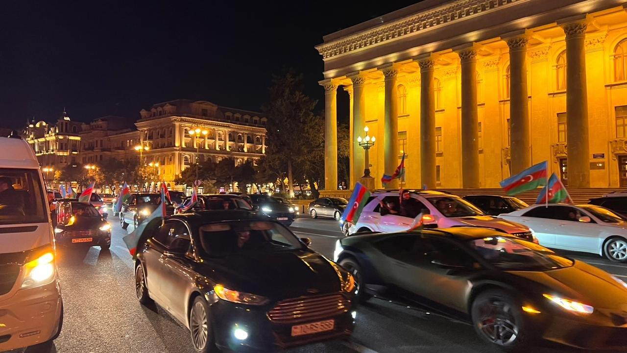 Праздничное шествие автомобилей в Баку в связи с победой Ильхама Алиева на президентских выборах