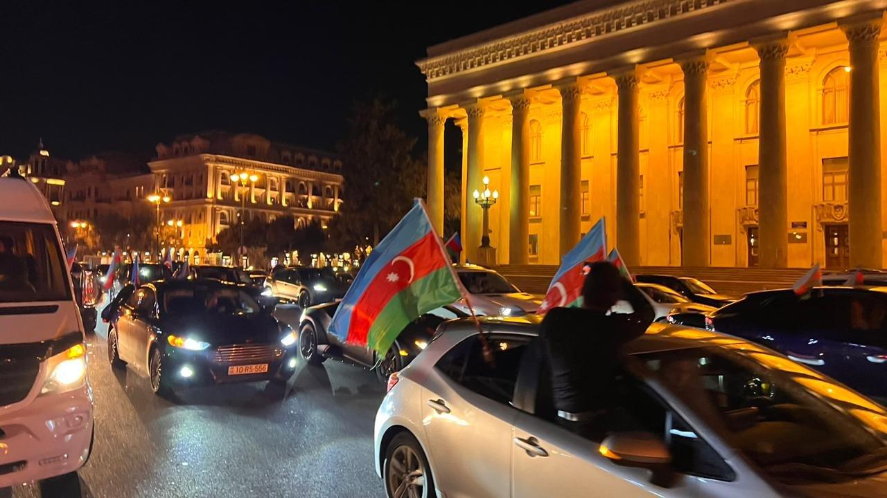 Праздничное шествие автомобилей в Баку в связи с победой Ильхама Алиева на президентских выборах