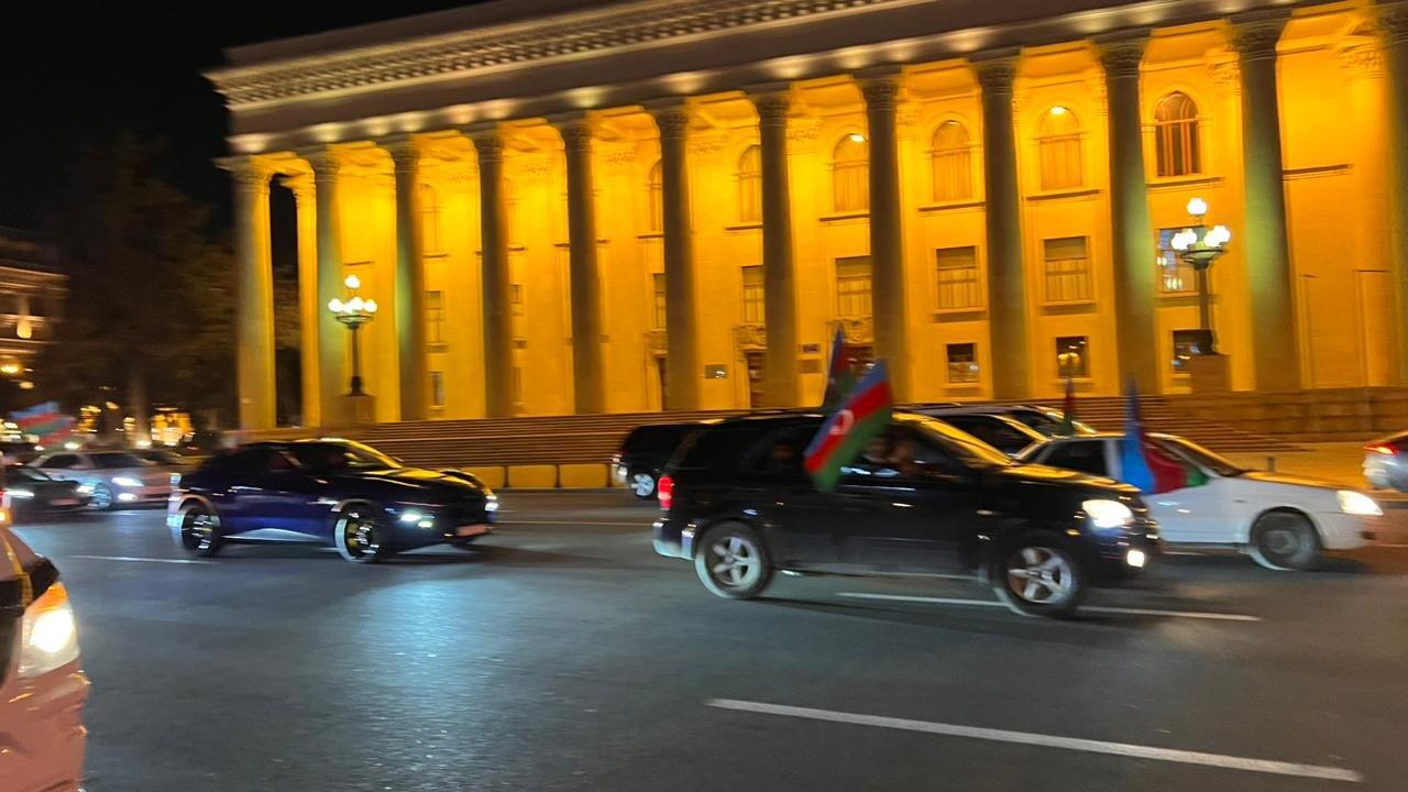 Праздничное шествие автомобилей в Баку в связи с победой Ильхама Алиева на президентских выборах