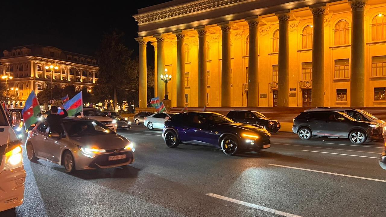 Праздничное шествие автомобилей в Баку в связи с победой Ильхама Алиева на президентских выборах