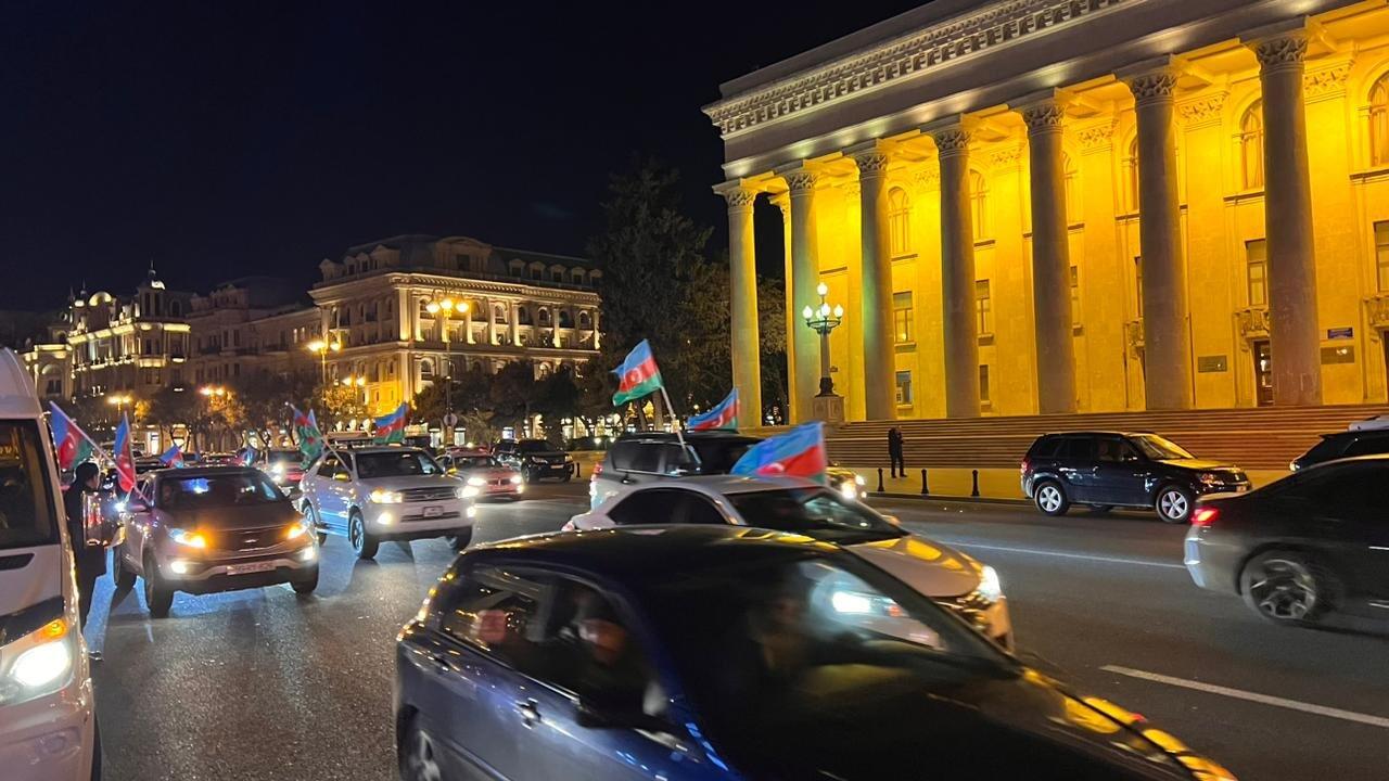 Праздничное шествие автомобилей в Баку в связи с победой Ильхама Алиева на президентских выборах