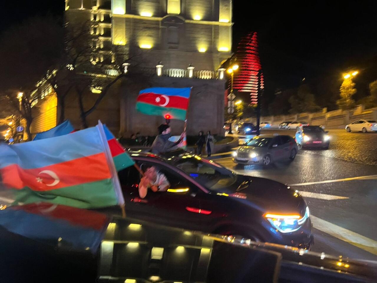 Праздничное шествие автомобилей в Баку в связи с победой Ильхама Алиева на президентских выборах