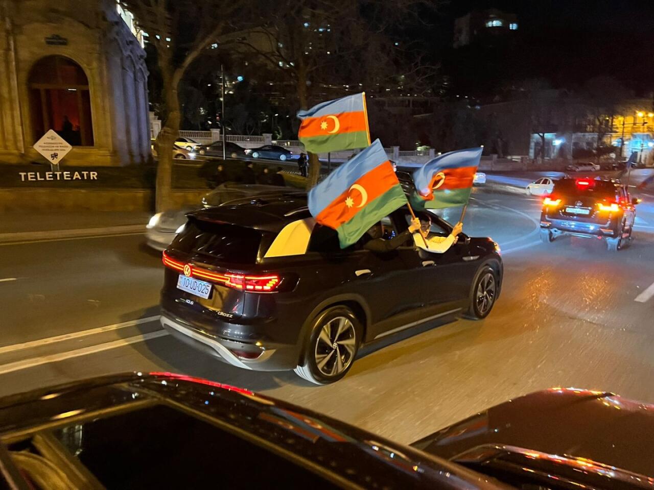 Праздничное шествие автомобилей в Баку в связи с победой Ильхама Алиева на президентских выборах