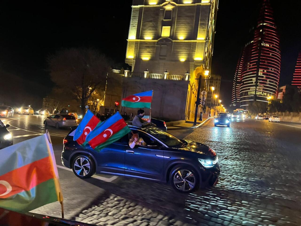Праздничное шествие автомобилей в Баку в связи с победой Ильхама Алиева на президентских выборах