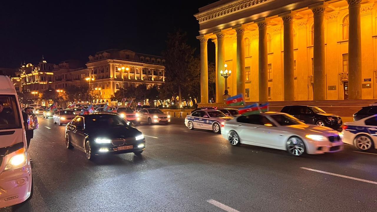 Праздничное шествие автомобилей в Баку в связи с победой Ильхама Алиева на президентских выборах