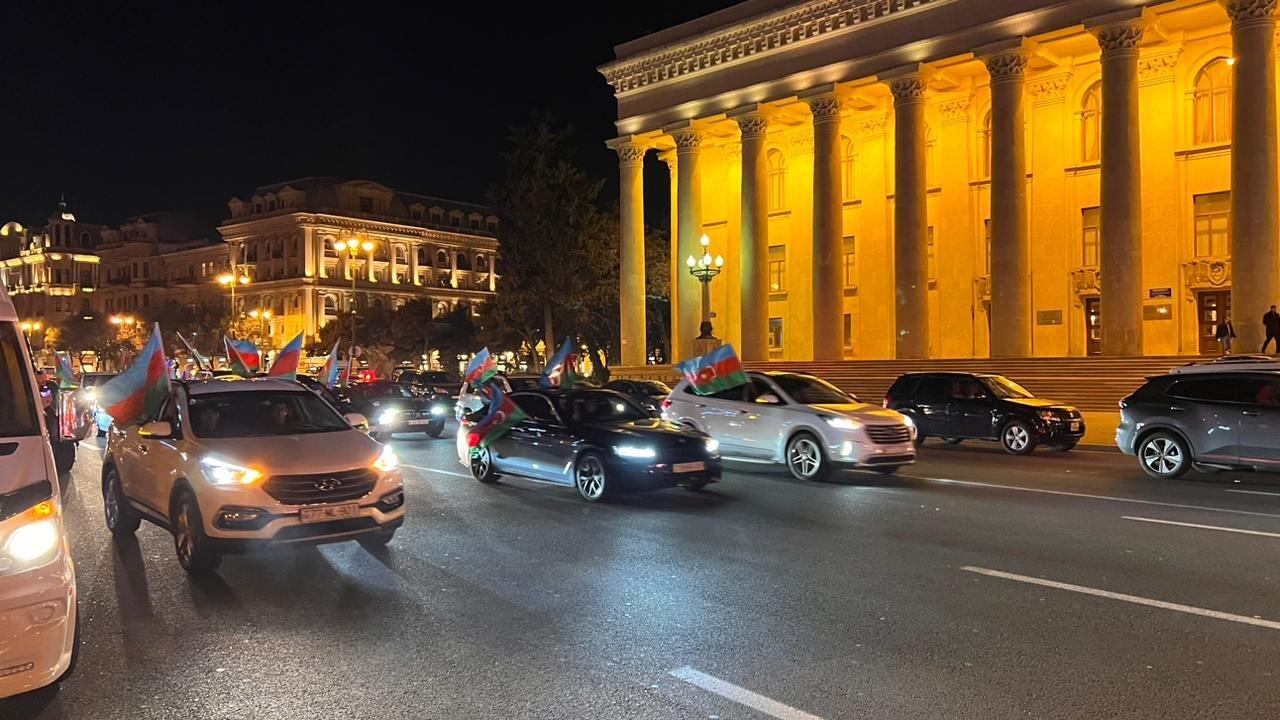 Праздничное шествие автомобилей в Баку в связи с победой Ильхама Алиева на президентских выборах
