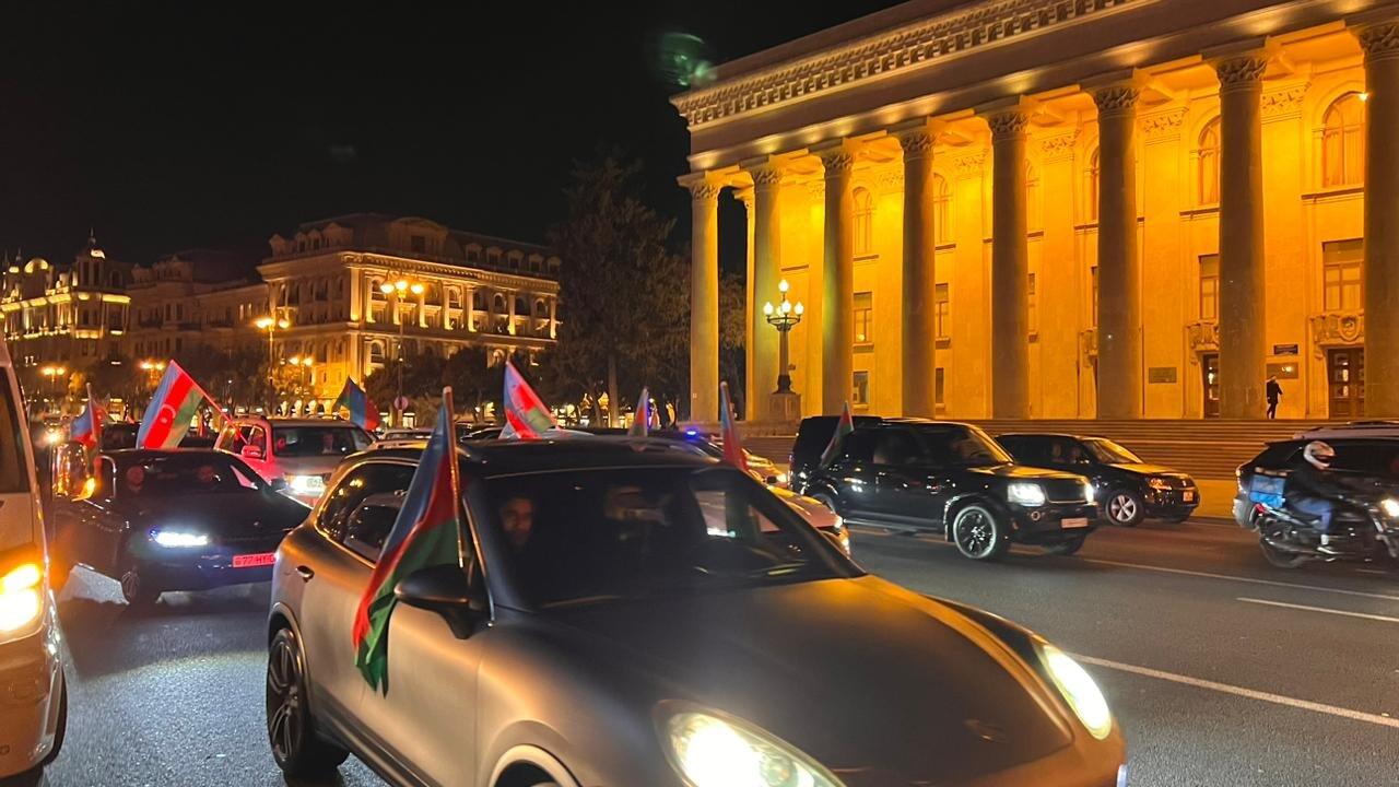 Праздничное шествие автомобилей в Баку в связи с победой Ильхама Алиева на президентских выборах