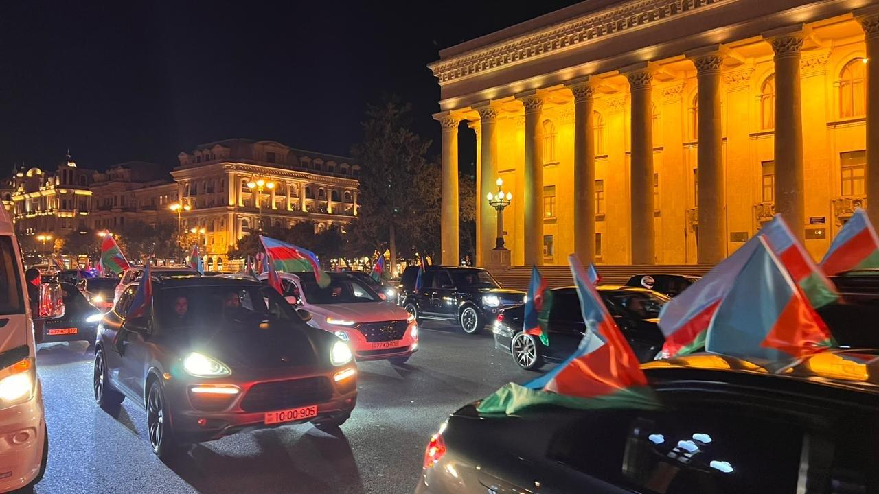 Праздничное шествие автомобилей в Баку в связи с победой Ильхама Алиева на президентских выборах