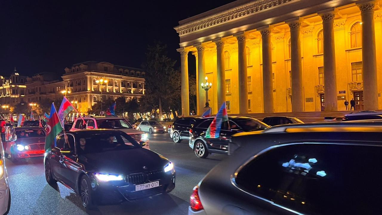 Праздничное шествие автомобилей в Баку в связи с победой Ильхама Алиева на президентских выборах