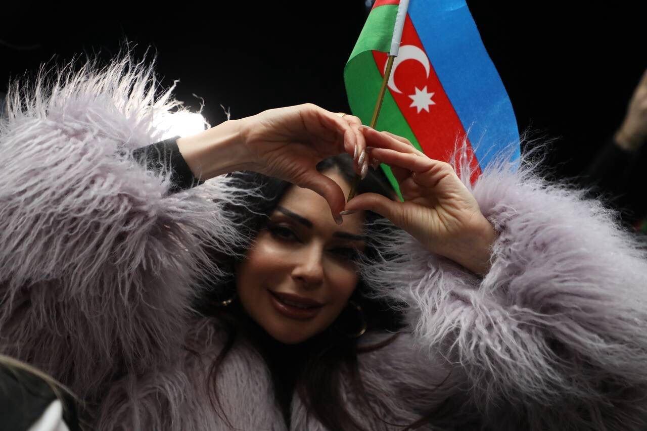 Bir sıra məşhurlar və şəhər sakinləri Heydər Əliyev Mərkəzinin parkına gələrək qələbə sevincinə şərik olublar