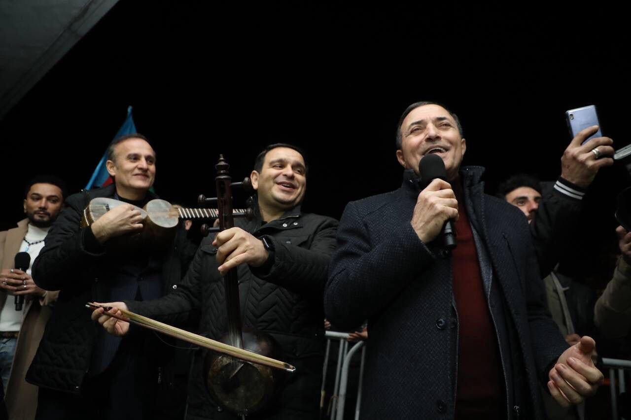 Bir sıra məşhurlar və şəhər sakinləri Heydər Əliyev Mərkəzinin parkına gələrək qələbə sevincinə şərik olublar