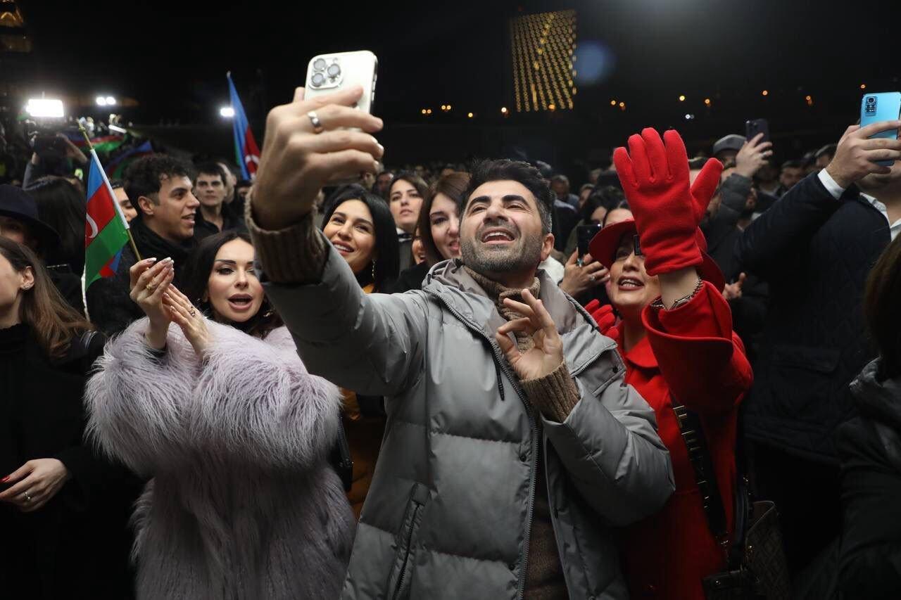Bir sıra məşhurlar və şəhər sakinləri Heydər Əliyev Mərkəzinin parkına gələrək qələbə sevincinə şərik olublar
