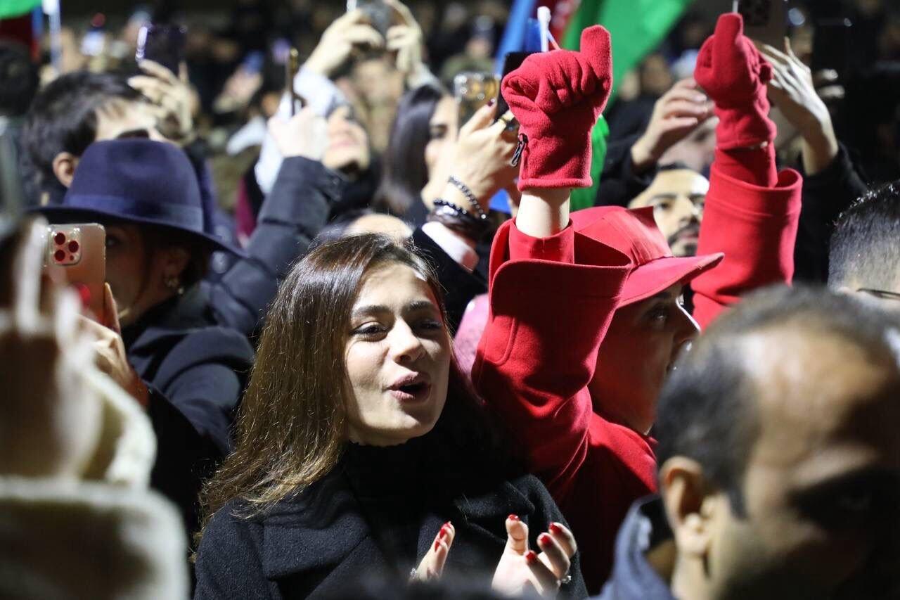 Bir sıra məşhurlar və şəhər sakinləri Heydər Əliyev Mərkəzinin parkına gələrək qələbə sevincinə şərik olublar