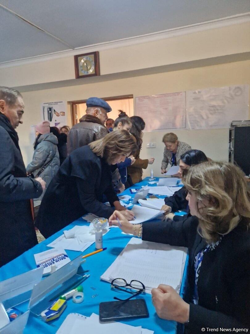 Председатель Госкомитета Азербайджана по проблемам семьи, женщин и детей проголосовала на президентских выборах