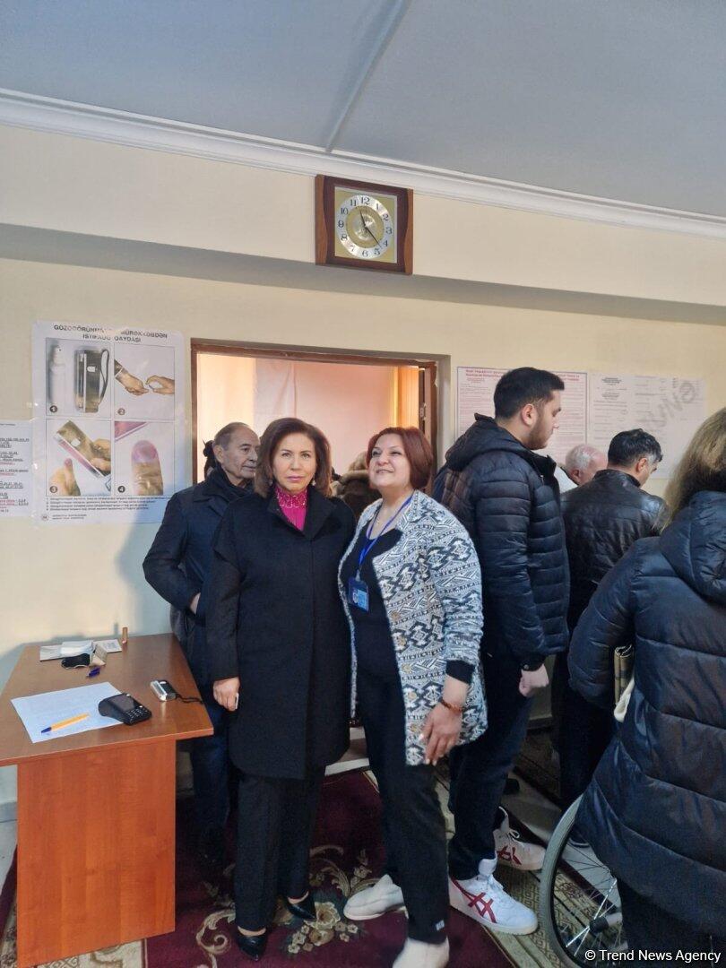 Председатель Госкомитета Азербайджана по проблемам семьи, женщин и детей проголосовала на президентских выборах