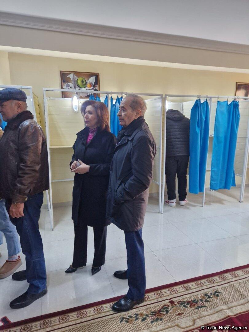 Председатель Госкомитета Азербайджана по проблемам семьи, женщин и детей проголосовала на президентских выборах