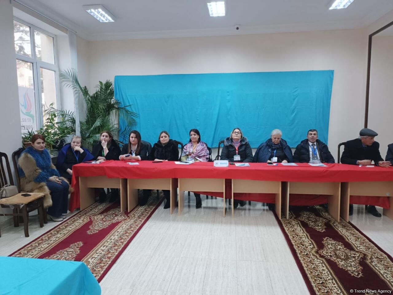 Избиратели в Азербайджане продолжают активно участвовать в президентских выборах