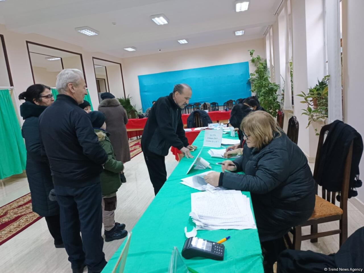 Избиратели в Азербайджане продолжают активно участвовать в президентских выборах