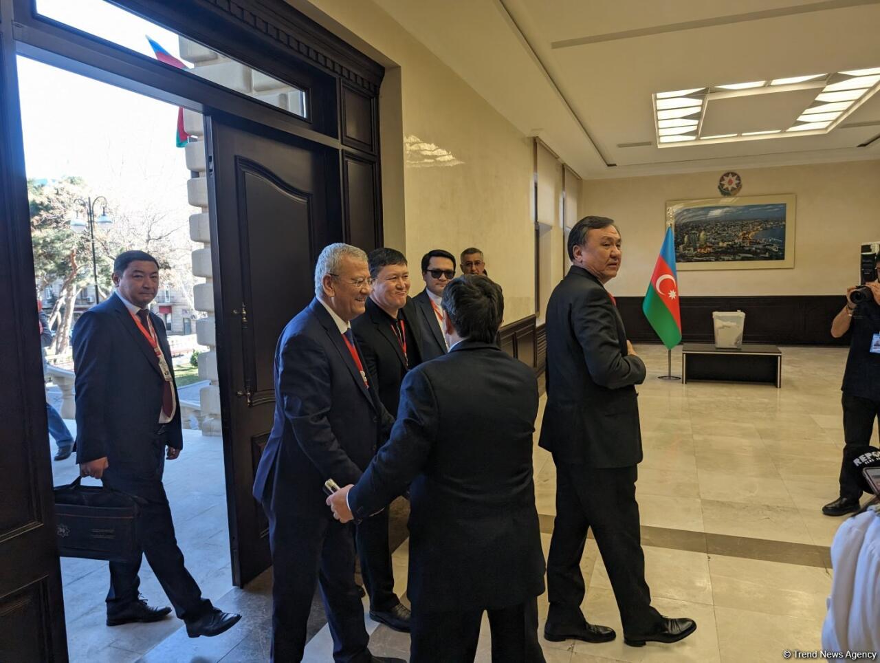 TDT-nin nümayəndə heyəti Azərbaycanda keçirilən seçkiləri müşahidə etmək üçün seçki məntəqəsinə gəlib