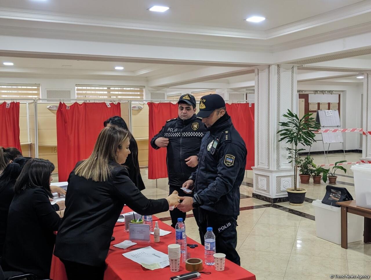 Сотрудники полиции активно принимают участие в голосовании на внеочередных президентских выборах в Азербайджане