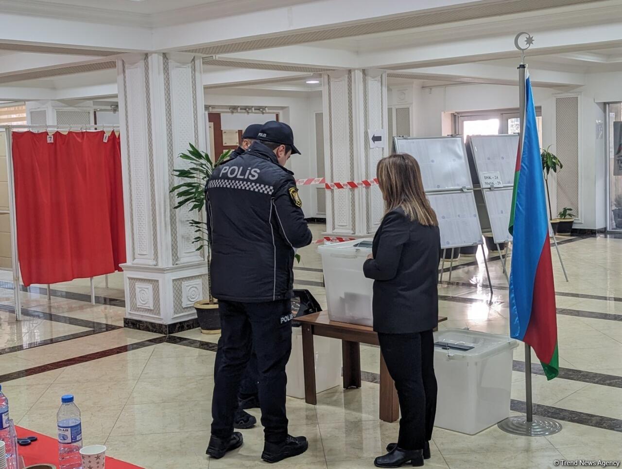 Сотрудники полиции активно принимают участие в голосовании на внеочередных президентских выборах в Азербайджане
