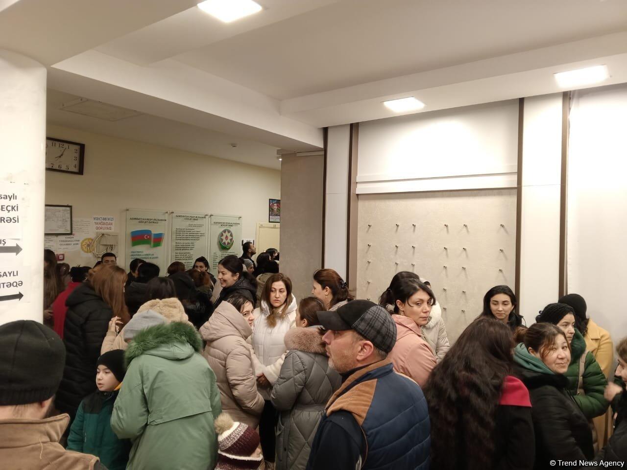 Внеочередные президентские выборы в Азербайджане: наплыв избирателей на участках