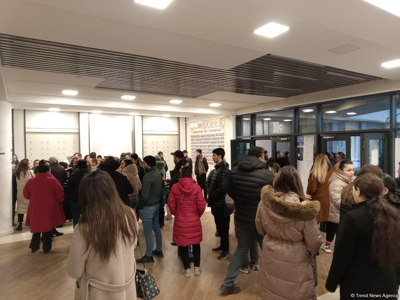 Внеочередные президентские выборы в Азербайджане: наплыв избирателей на участках