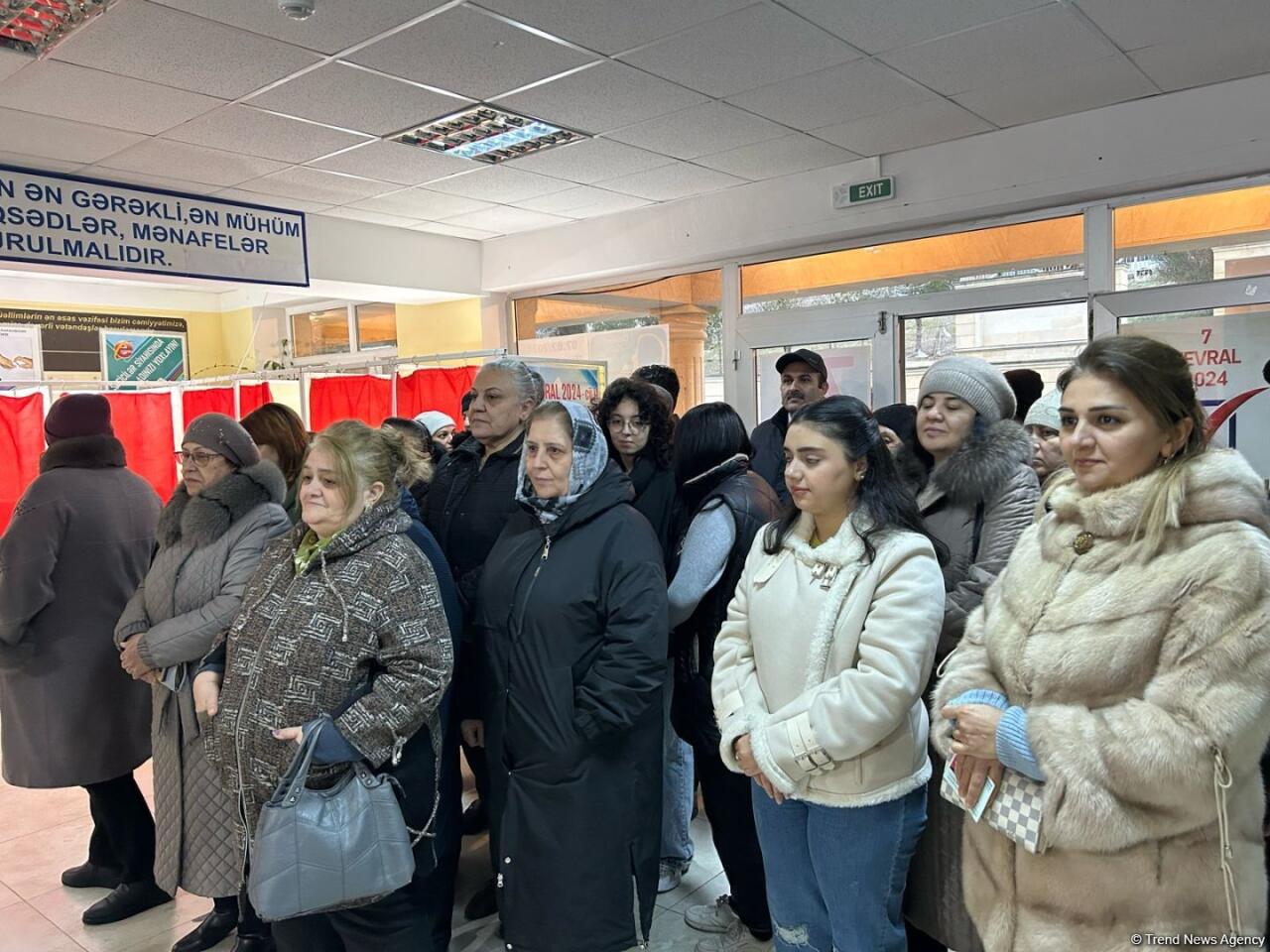 Внеочередные президентские выборы в Азербайджане: наплыв избирателей на участках