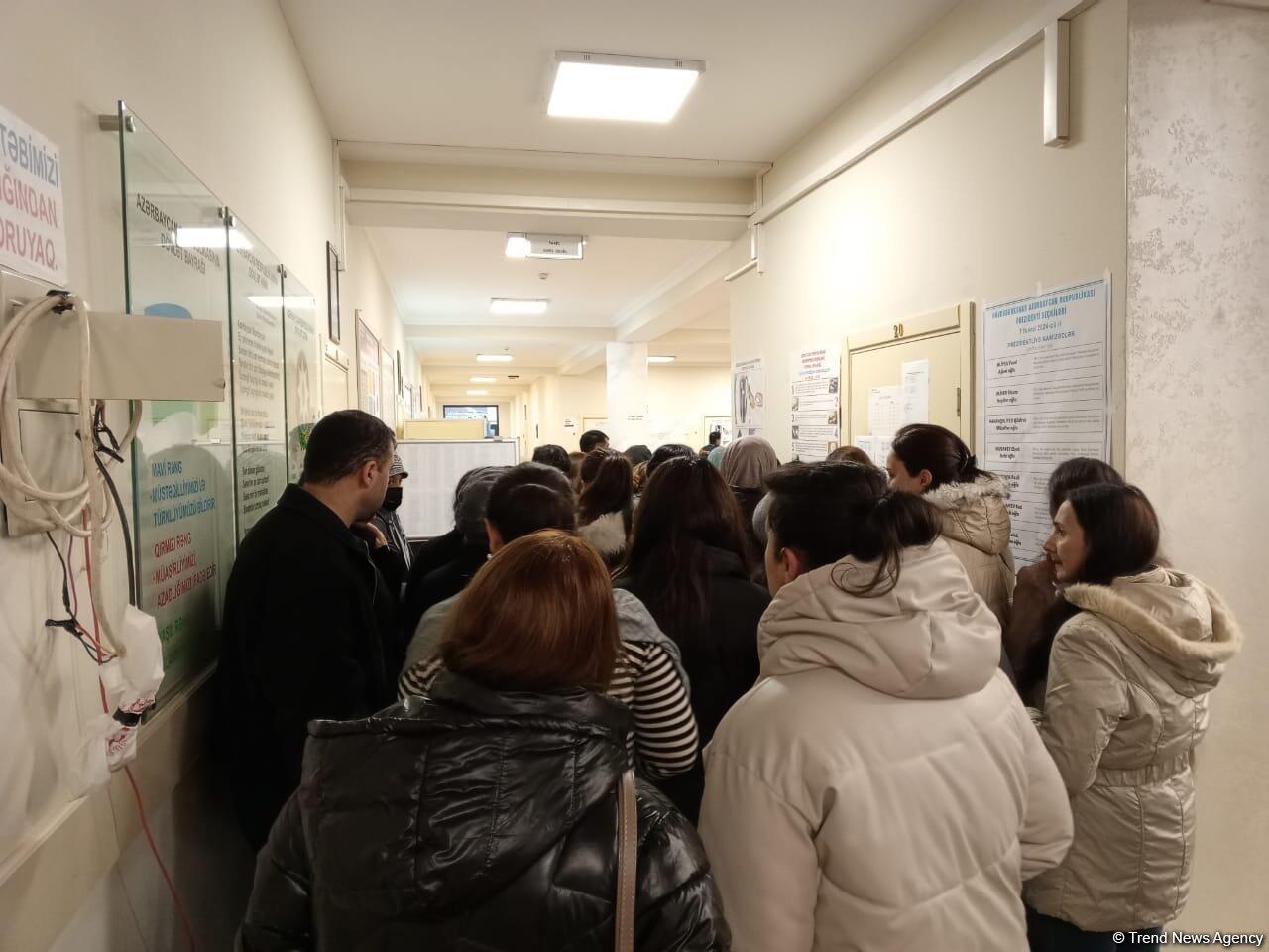 Избиратели Сабунчинского района Баку активно голосуют на президентских выборах
