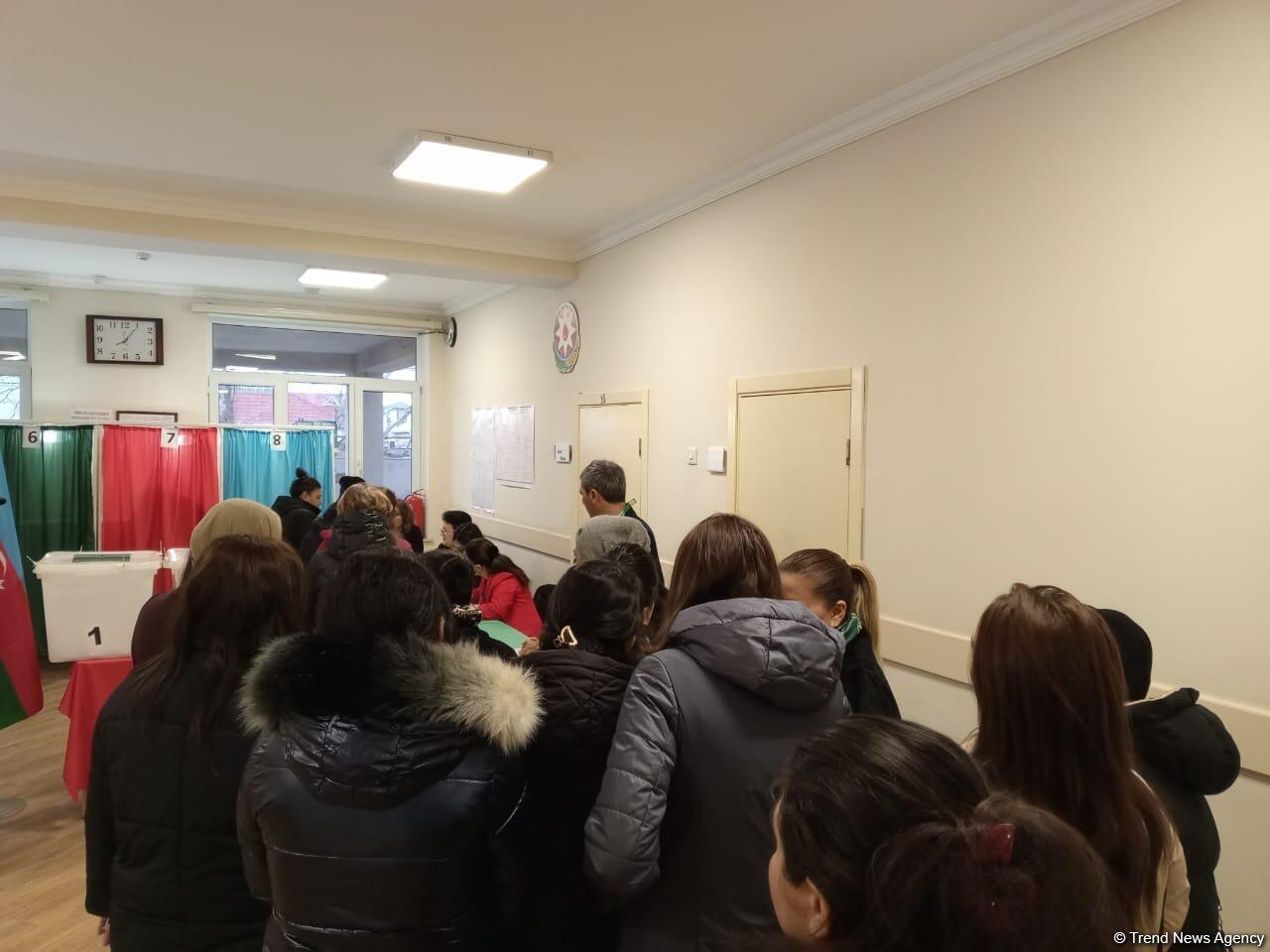 Избиратели Сабунчинского района Баку активно голосуют на президентских выборах