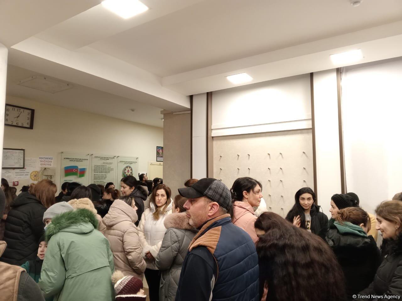 Избиратели Сабунчинского района Баку активно голосуют на президентских выборах