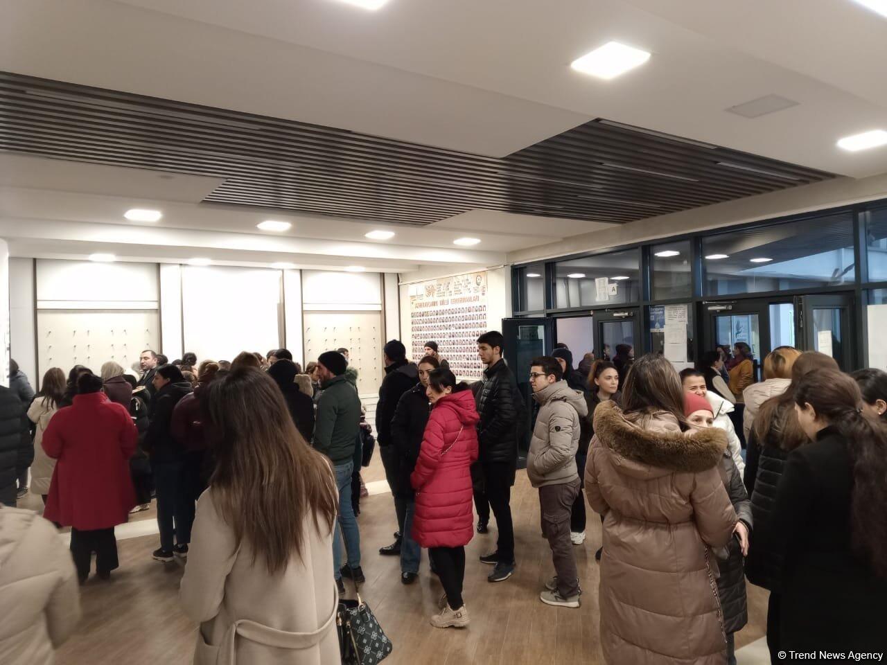 Избиратели Сабунчинского района Баку активно голосуют на президентских выборах