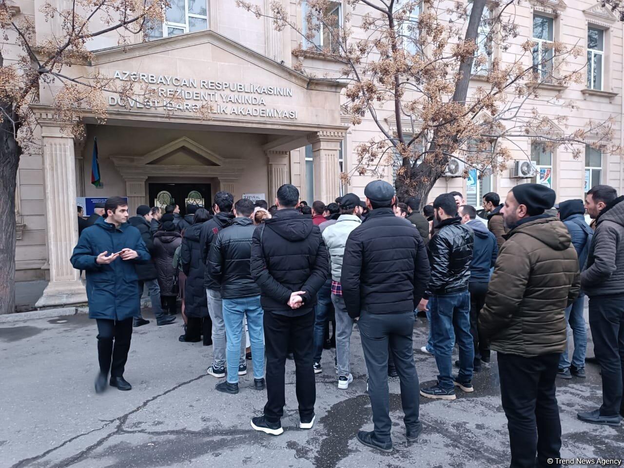Еще до открытия избирательных участков начала формироваться очередь из желающих проголосовать граждан