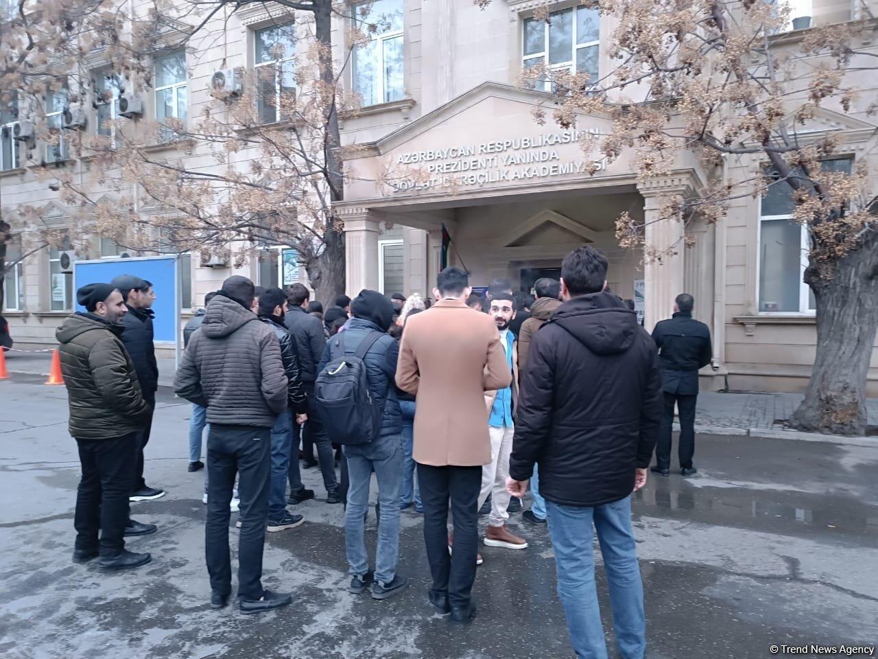 Еще до открытия избирательных участков начала формироваться очередь из желающих проголосовать граждан