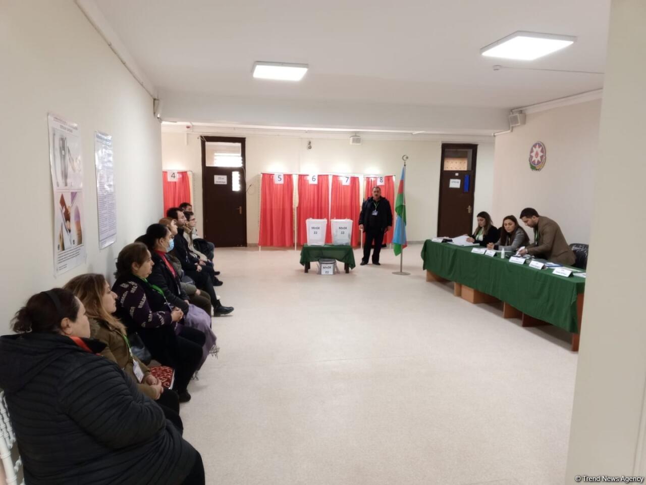 Избиратели ряда районов Баку активно голосуют на президентских выборах