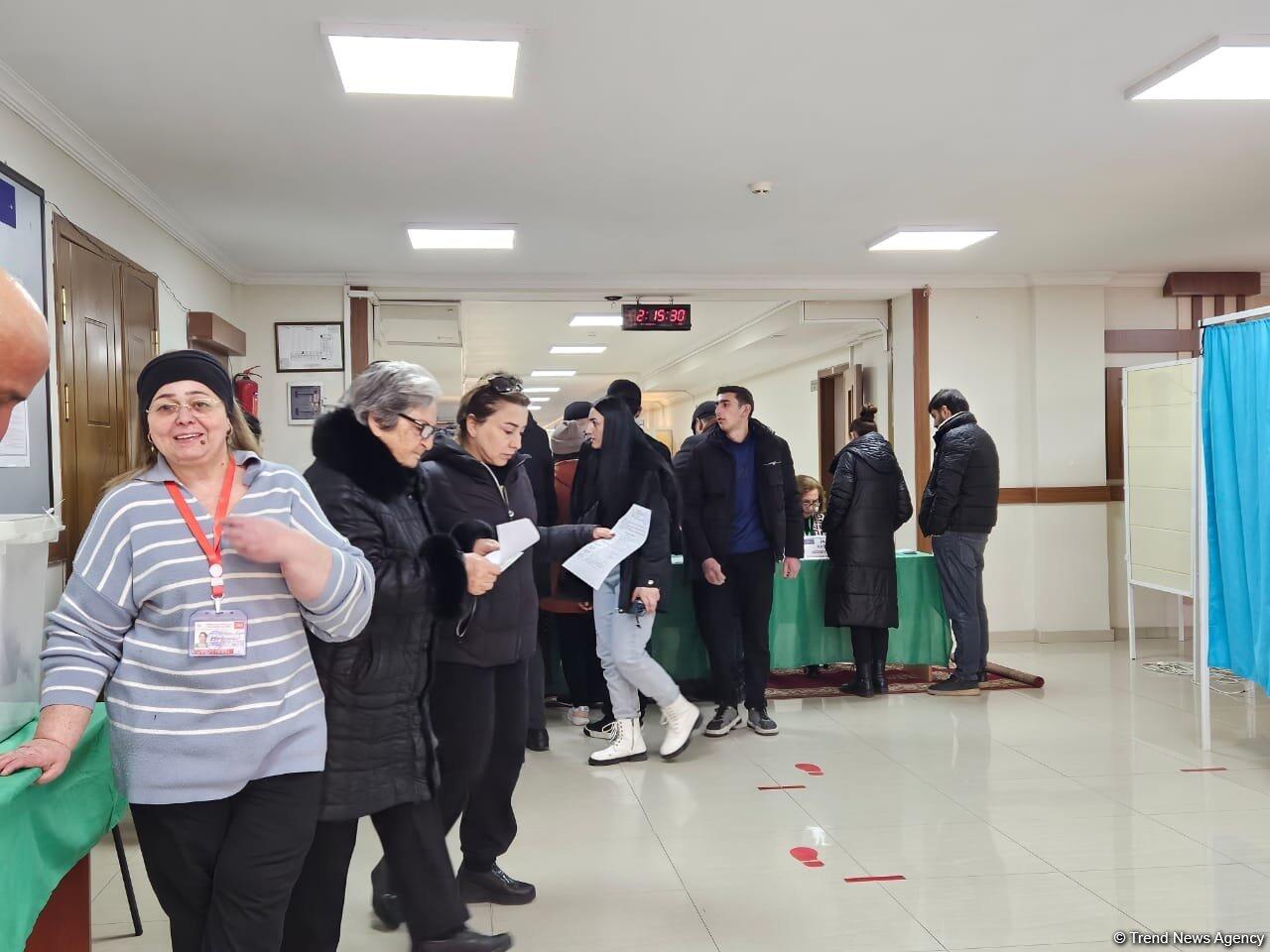 В Хатаинском районе Баку активно проходит голосование на президентских выборах