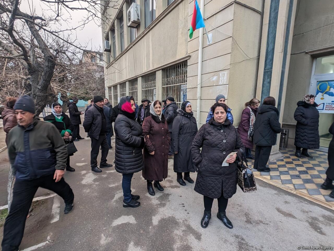 Еще до открытия избирательных участков начала формироваться очередь из желающих проголосовать граждан