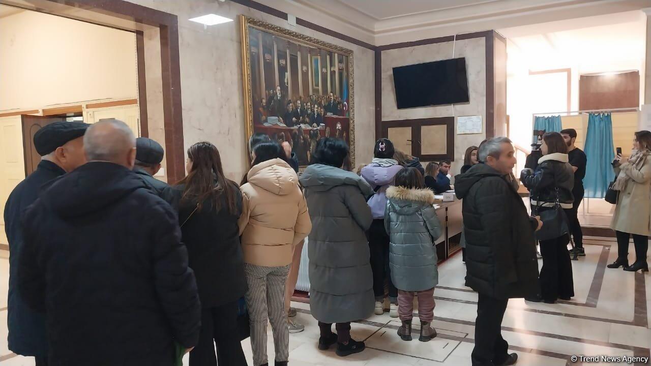 Жители Ясамальского района Баку активно голосуют на президентских выборах в Азербайджане