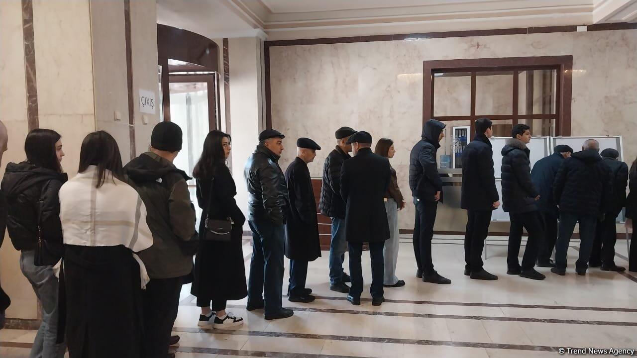 Жители Ясамальского района Баку активно голосуют на президентских выборах в Азербайджане
