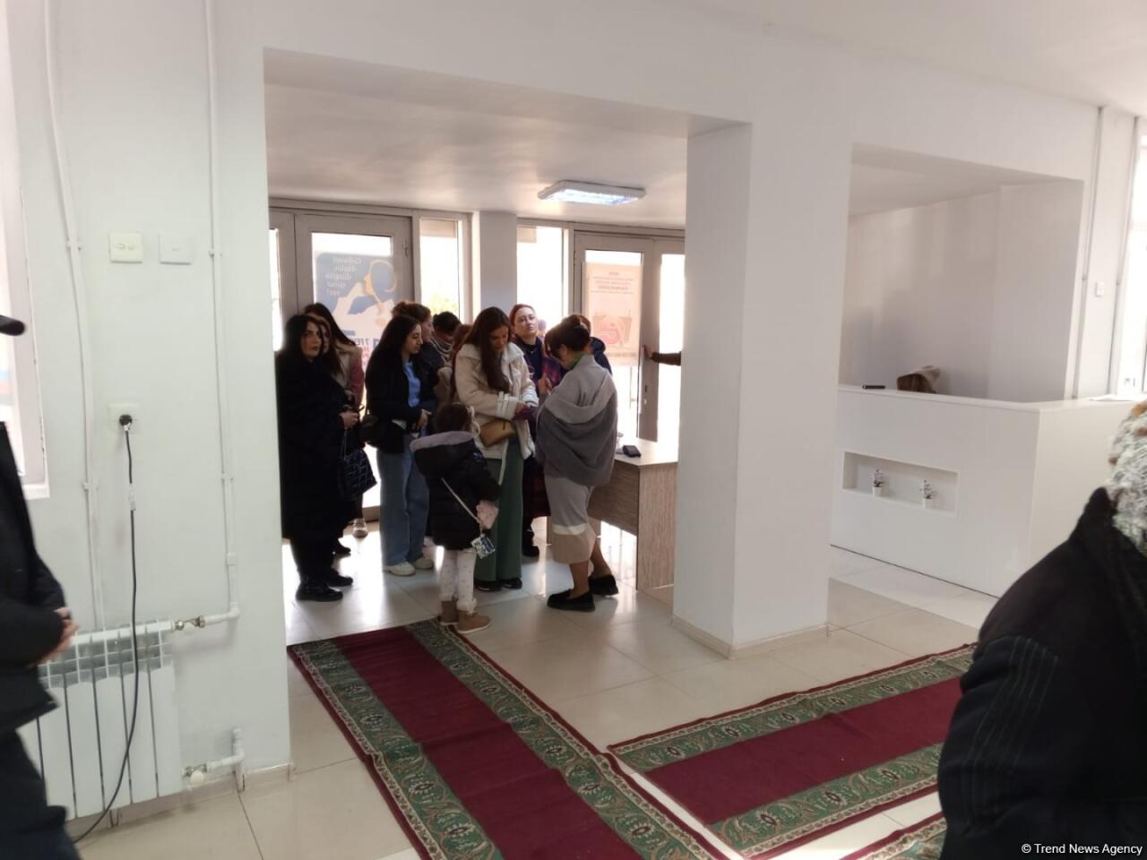 Избиратели Ясамальского района Баку продолжают активно голосовать на президентских выборах