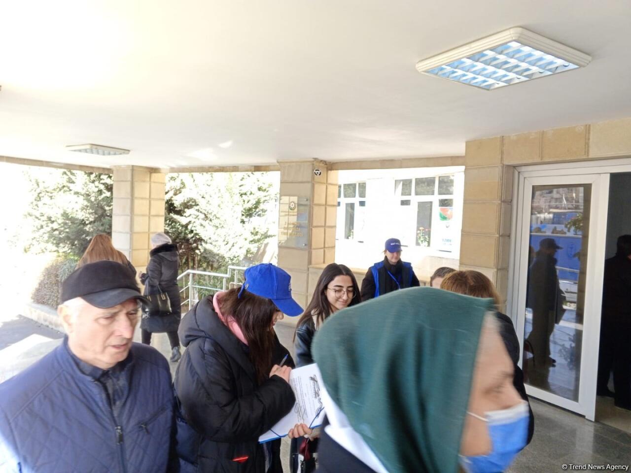 Избиратели Ясамальского района Баку продолжают активно голосовать на президентских выборах