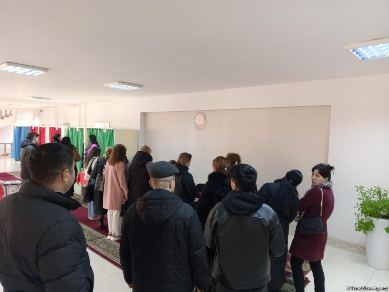 Избиратели Ясамальского района Баку продолжают активно голосовать на президентских выборах